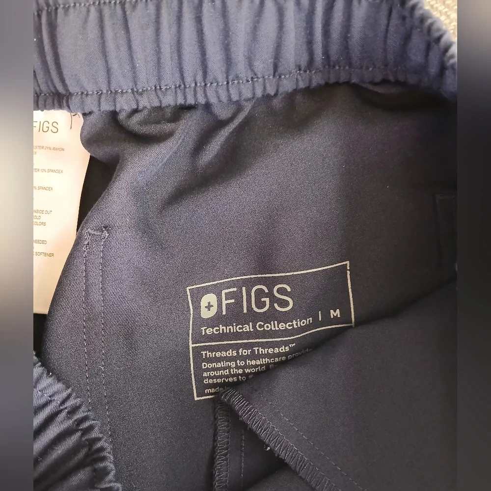 Figs Men's Cargo Jogger Pants in Navy. Size M